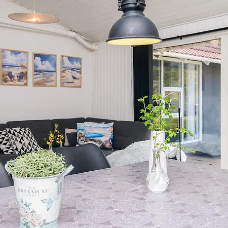 6 Person In Oksbol-by Traum