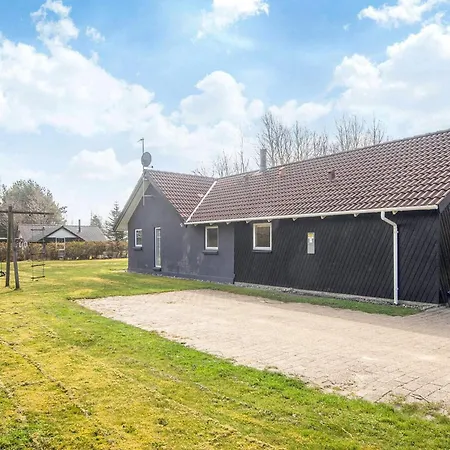 6 Person In Oksbol-by Traum *